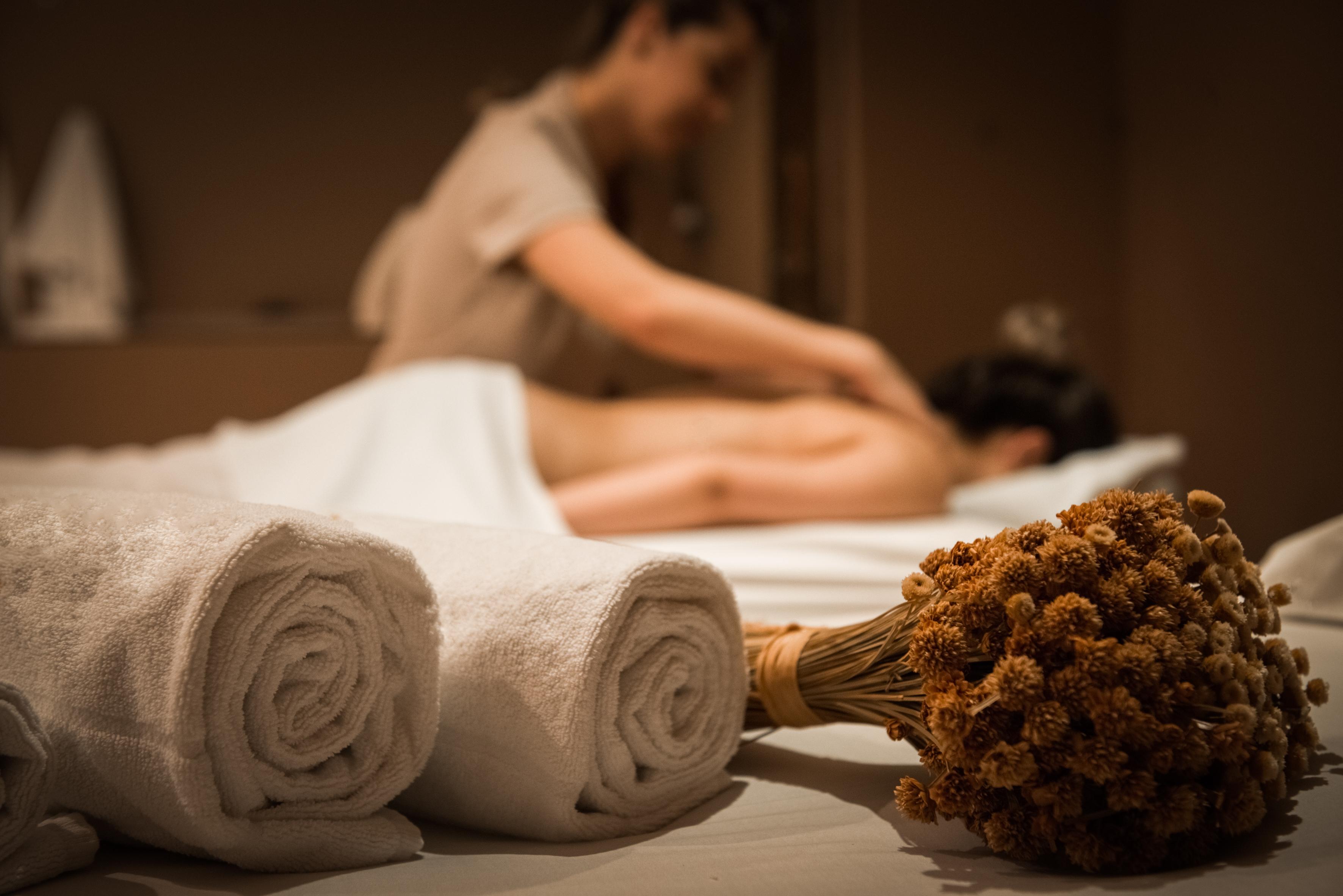 Wish Serrano Resort Gramado Zewnętrze zdjęcie A woman receiving a massage
